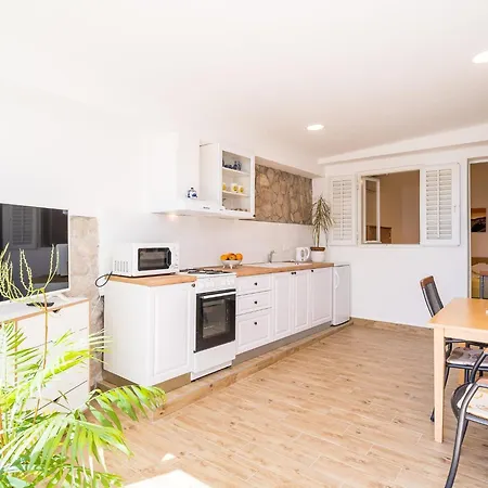 Nina- Two Bedroom With Terrace And Sea View Apt67 *